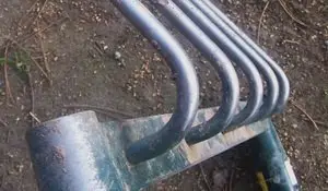 la fixation des dents de grelinette